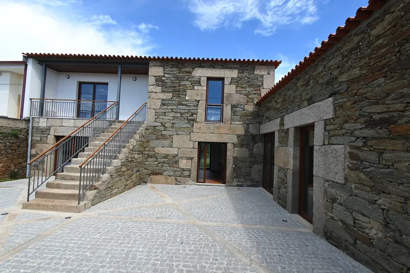 House in Vila Real - House Behind the Wall - Image 1