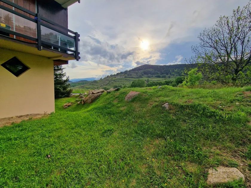 Cozy apartment overlooking a quiet garden level - Image 1