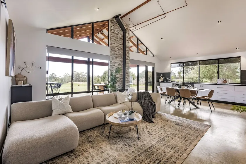 Bluegum Hideaway - luxury accom, air-con throughout, 2 kitchen & living areas - Image 1