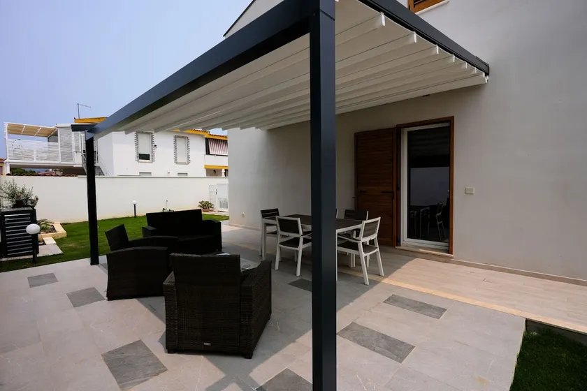 Patio and garden with the sea nearby - Image 1
