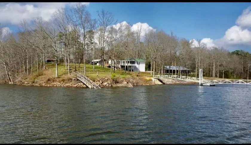 Beautiful 5-BR Lake House - Image 1