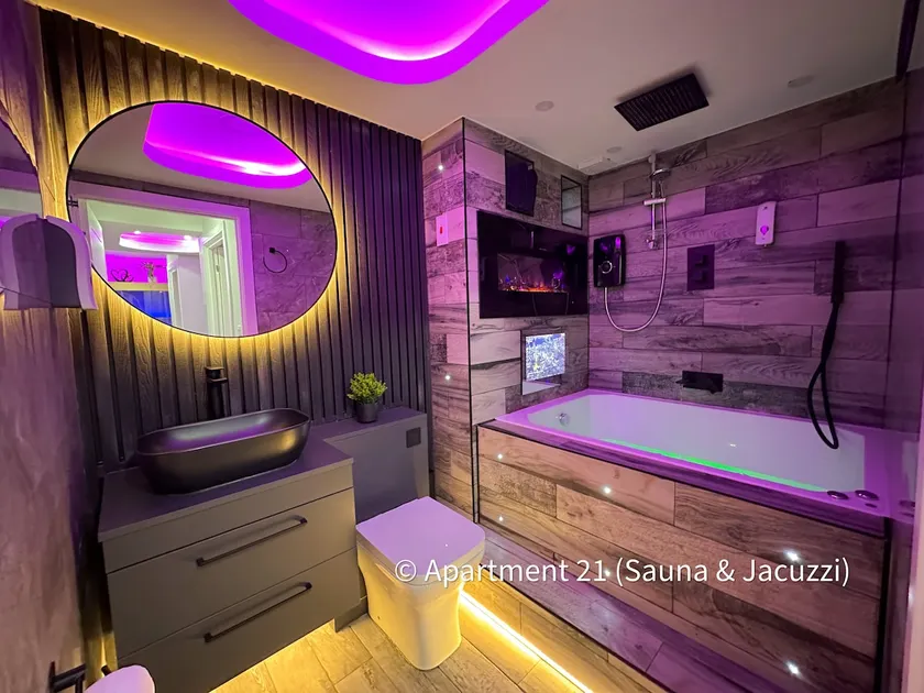 Suite 21 Jacuzzi & Sauna - Image 1