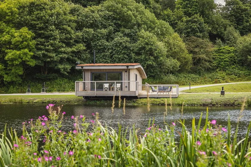 Lakefront cabin with boat and countryside - Image 1