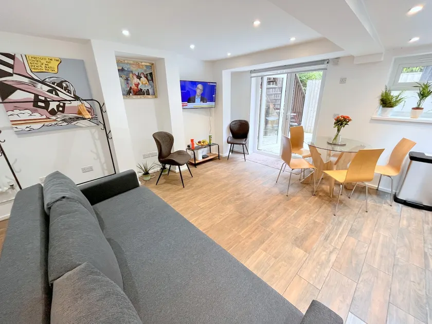 Modern Flat Nr Battersea Park - Image 1