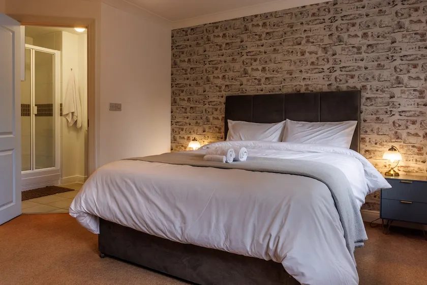Spacious 4-Bed Home Near Park | Aylesbury |Carport - Image 1