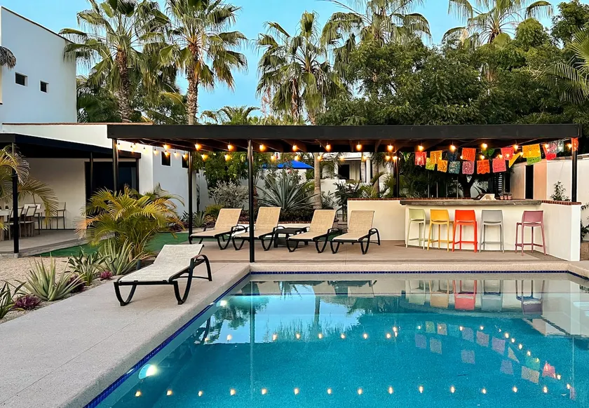 New-modern-heated salt water pool-3 mins to beach - Image 1