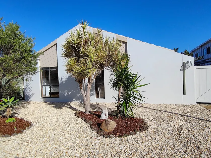 Anna Bay Beach Hut - Image 1