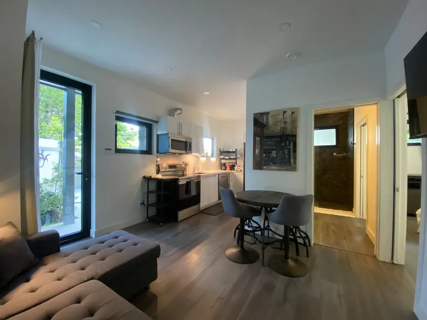 Private Suite in new home by Burrard Inlet - Image 1