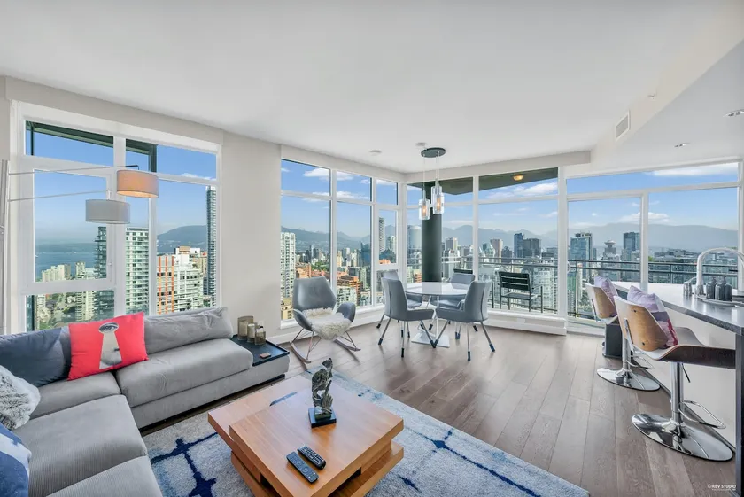 Panoramic Water and City View in Yaletown - Image 1