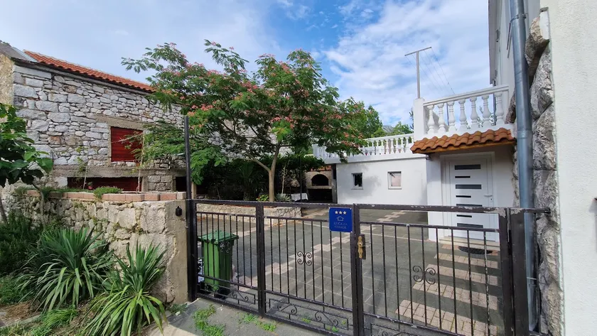 Lukari Vacation Home - Image 1