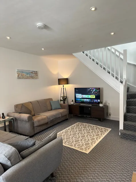 Amo Mews House - Central, Private Patio & Free Parking - Image 1