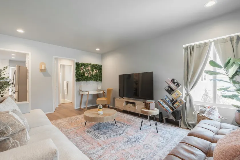 Modern Getaway Near LA and OC w Free Parking - Image 1
