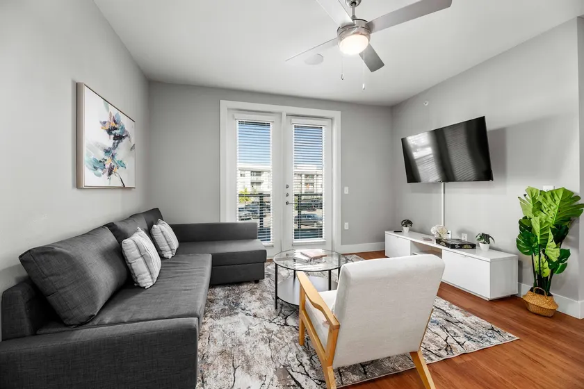Luxury King 1bd Pool + Gym + Parking + Stockyards - Image 1