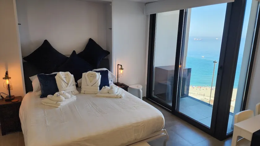 Seaside Serenity: Top Level Sea View & On-Site Spa - Image 1