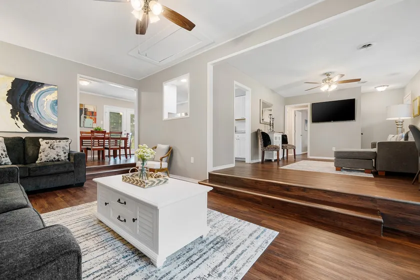 The Coach House-Cozy 3BR in Town - Image 1