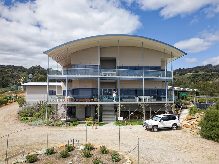 Perendale Penthouse, 4 huge Double Bedrooms - Image 1
