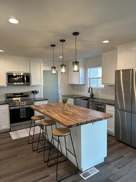 South Salem Lilly's Pad with HotTub & Pool Table! - Image 1