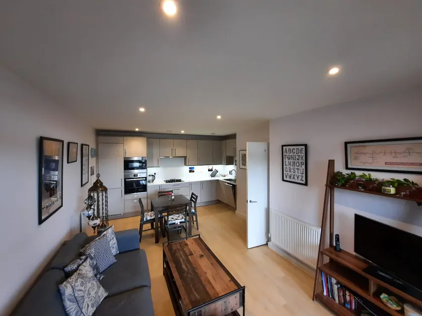 Modern Flat, Big Rooms & Balcony - Image 1