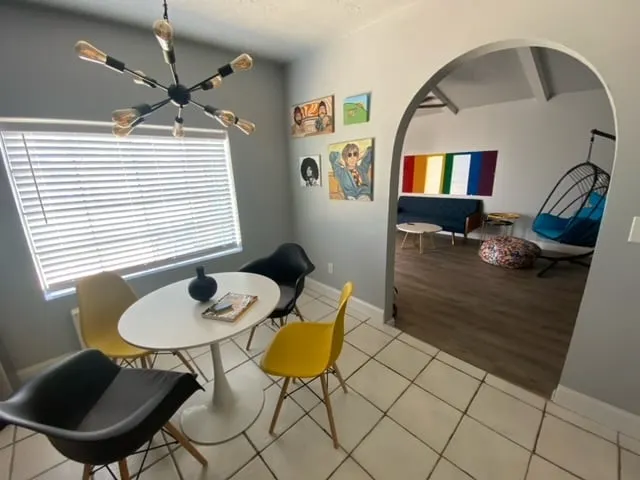 Cozy, groovy and modern 70s home - Image 1