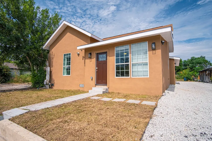 Charming 3BR2BA Gem Close to Downtown Riverwalk - Image 1