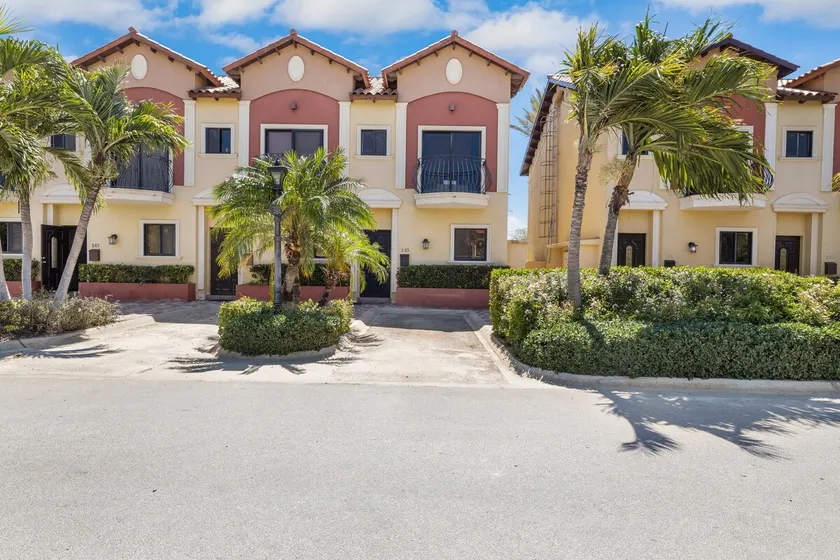 Townhome @ Goldcoast ~ GYM ~ Pools ~ 24/7 Security - Image 1