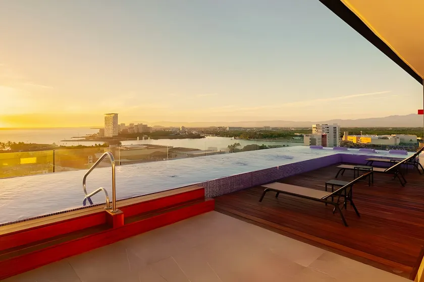 NEW Apt w/ Wow Rooftop Pool View - Image 1