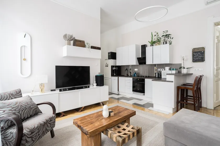 Sunrise Lounge Corvin 63m2 AC - Image 1