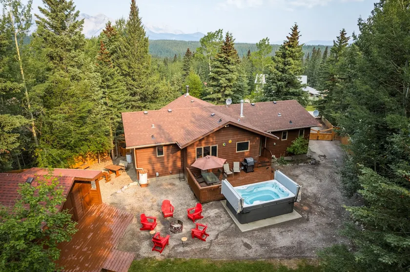 Mountain Chalet 2Min to Jasper Park Gate - Image 1