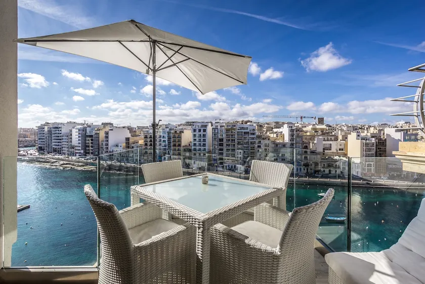 St Julian's seafront Apartment - Image 1