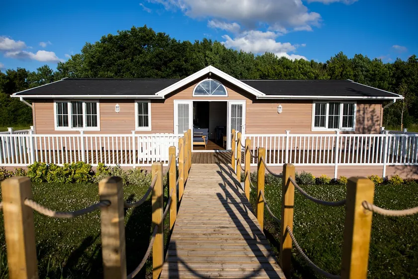 Aspen Lodge: Luxury Waterside Lodge - Image 1