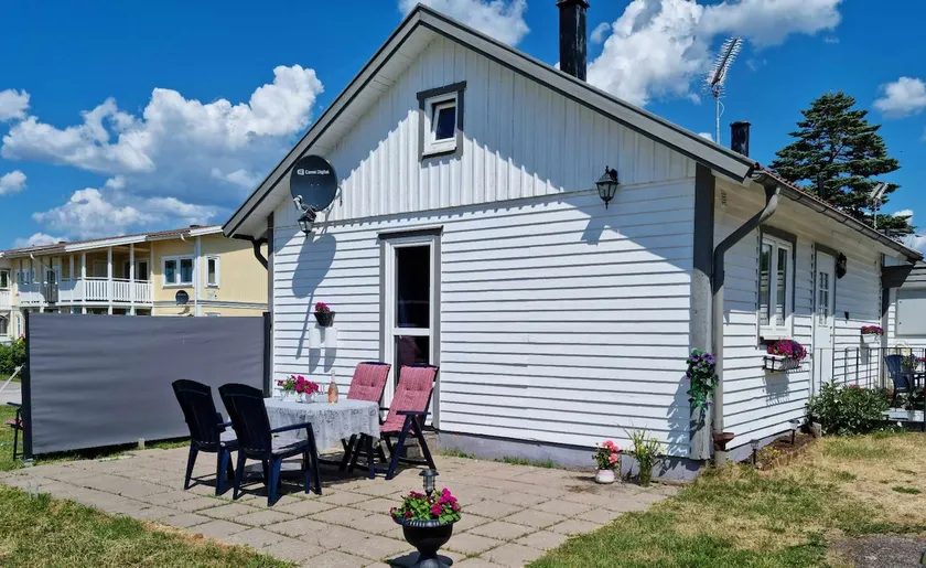 Cabin 50 m from the Göta Canal - Image 1