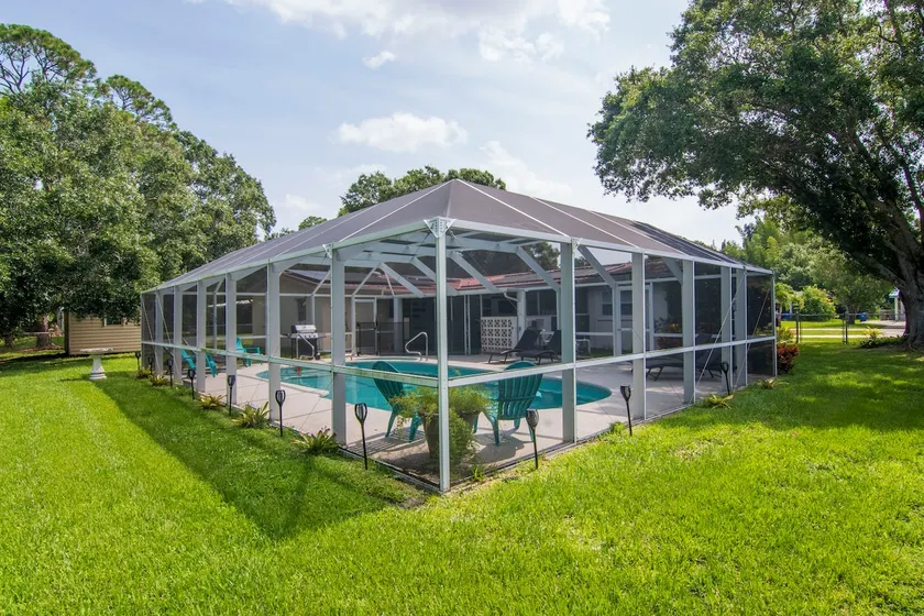 5/3 Beach Bungalow w/ Enclosed Pool in Vero Beach - Image 1
