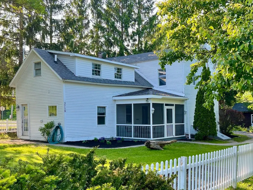 Valcour Inn & Boathouse - Image 1