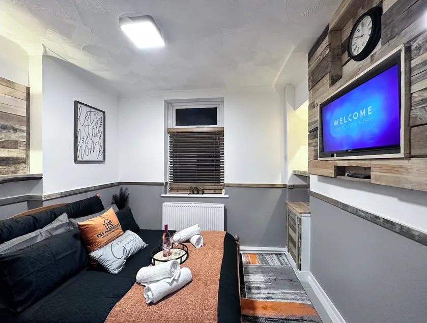 Rustic Rhondda Retreat w Hot Tub & Sauna - Ystrad - Image 1