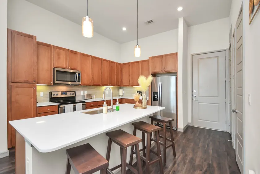 Downtown Houston Mid-Rise luxury stay - Image 1