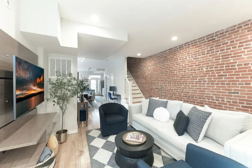Upscale Old Town Retreat | Walk to King St Metro - Image 1
