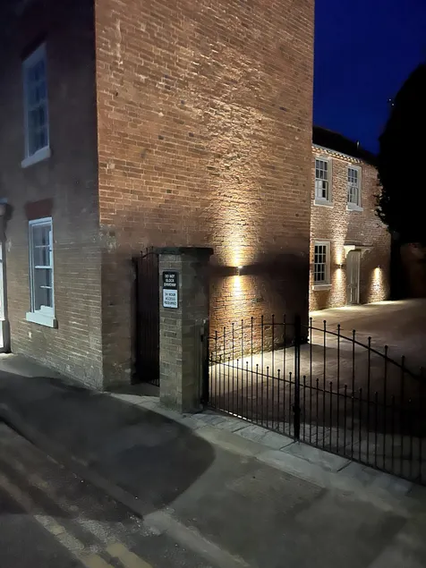 Swan House Apartment 2 - Image 1