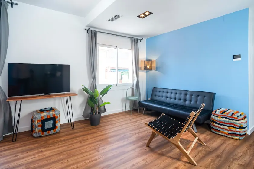 Renovated 3 bedroom apartment centrally located - Image 1