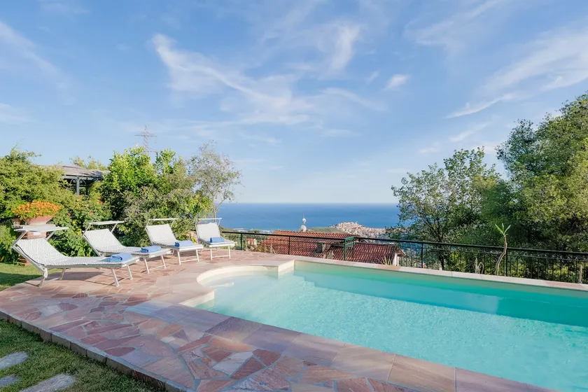 GuestHost - Amazing Apartment with Private Parking & Pool - Image 1