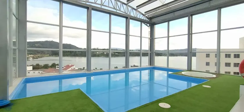 Luxurious apartment by the lake - Image 1