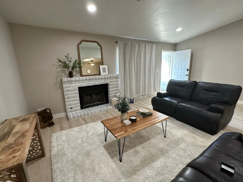 Light natural colors. King size bed. High Ceilings - Image 1