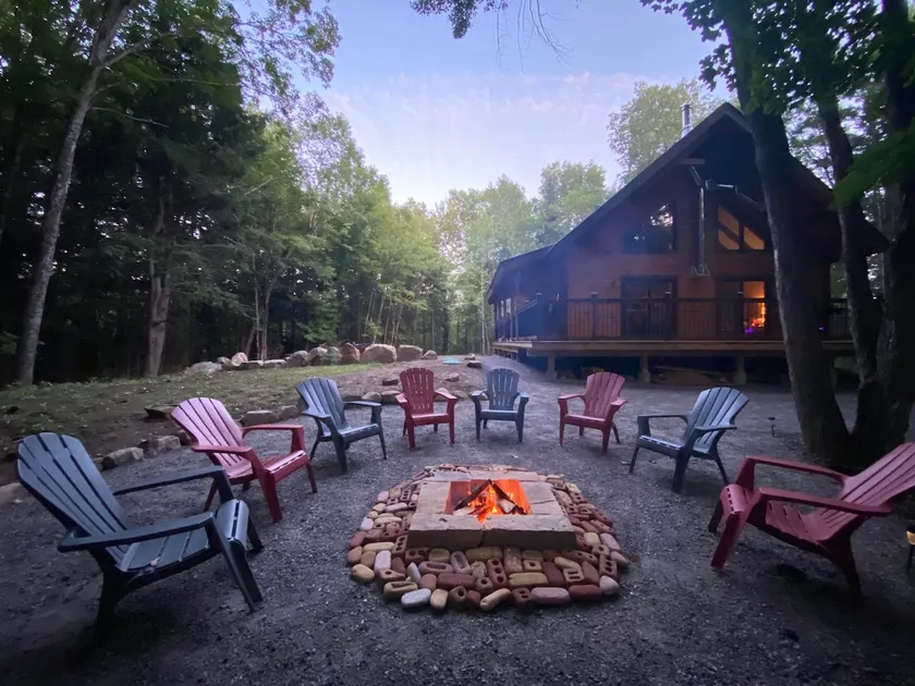 Cozy Cabin Retreat for All Seasons - Image 1