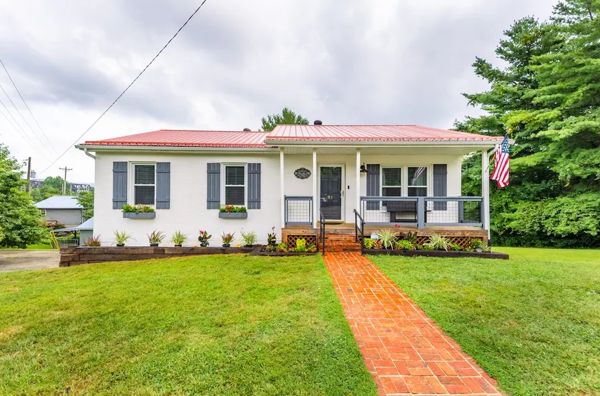 Burnside Bungalow, w/ dock, pool & firepit - Image 1
