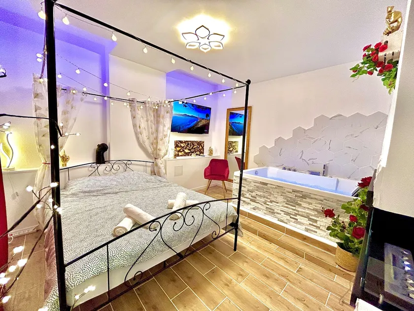 Dream Workshop, Jacuzzi. - Image 1