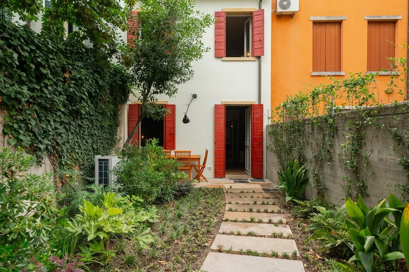 Spectacular ancient house with private garden - Image 1