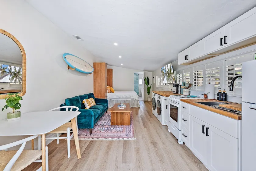Sunny Boho Studio Apartment with Full Kitchen! - Image 1