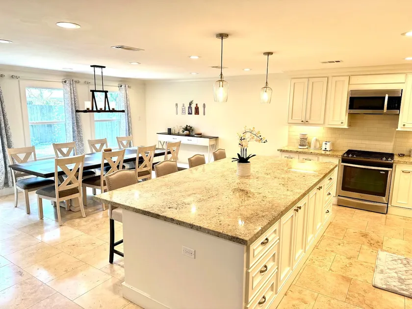 Newly Renovated Home, Centrally Located, Sleeps 10 - Image 1