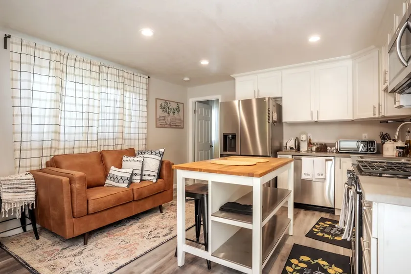 Kng Sze Bd, Full Kitchen, Wrk dsk, W/D & 2GB Wi-Fi - Image 1