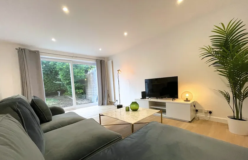 Contemporary-styled 3-Bed House - Image 1
