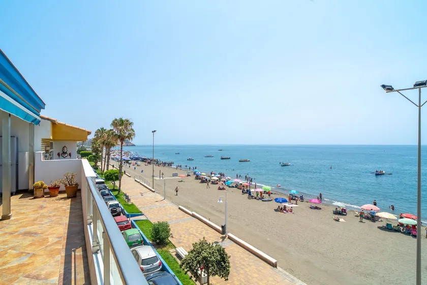 Beachfront penthouse with ocean views - Image 1